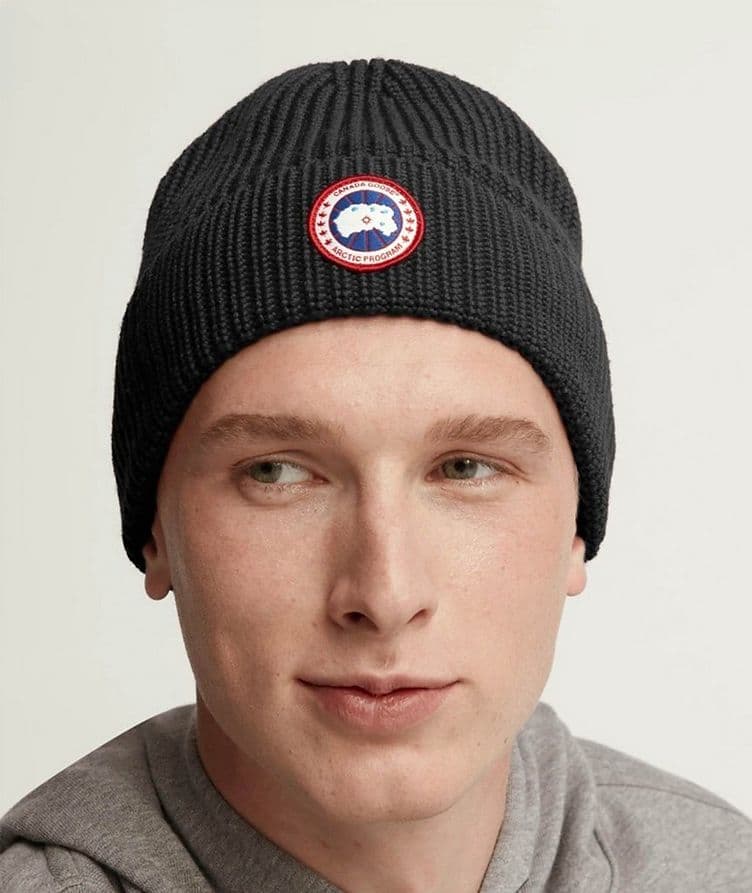 Tuque en tricot côtelé de laine avec écusson de marque image 1