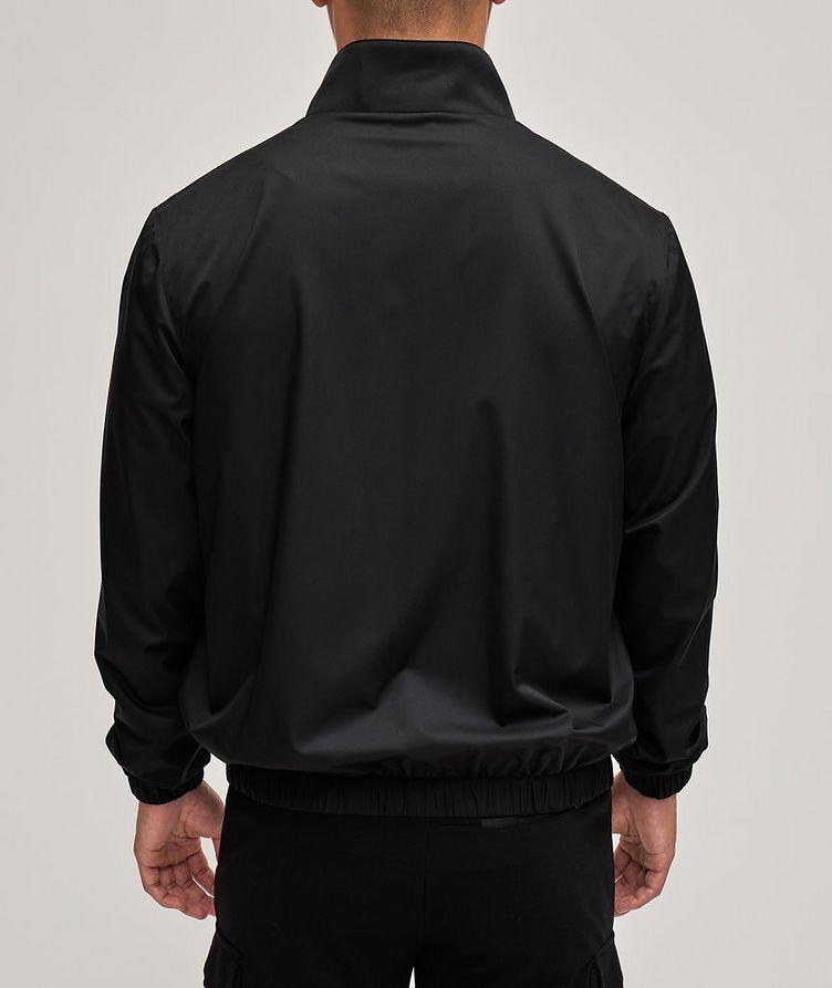 Blouson court en tissu technique avec plaque de marque image 2