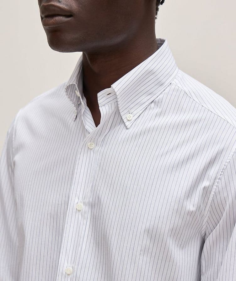 Chemise décontractée à col boutonné et à fines rayures image 3