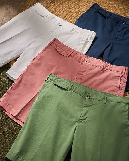 quatre shorts de couleurs différentes affichés sur un tapis