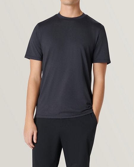 modèle masculin portant un Bugatchi t-shirt performant UV50