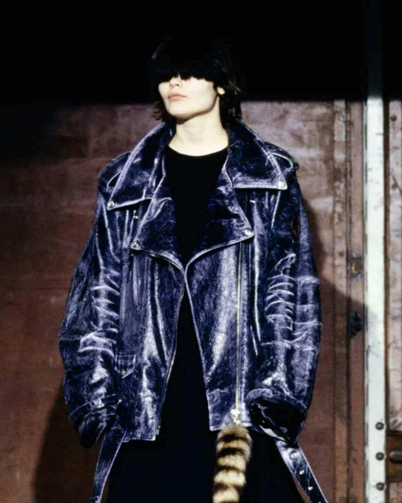 modèle masculin portant une veste en cuir surdimensionnée