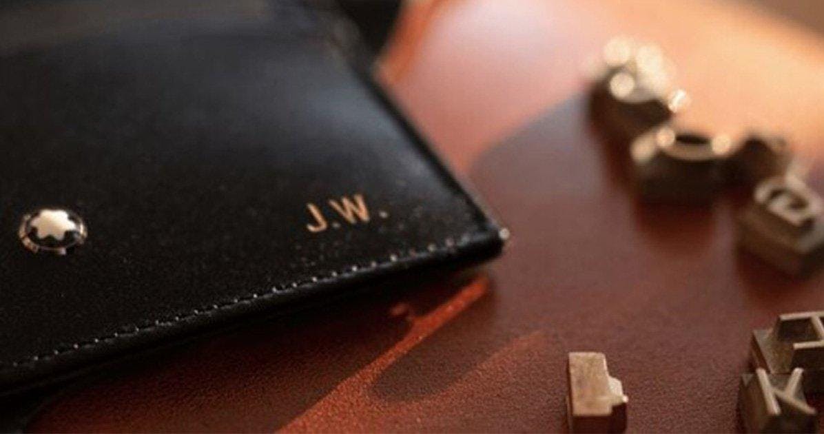 un gros plan d'un portefeuille avec des lettres épelant le mot jw