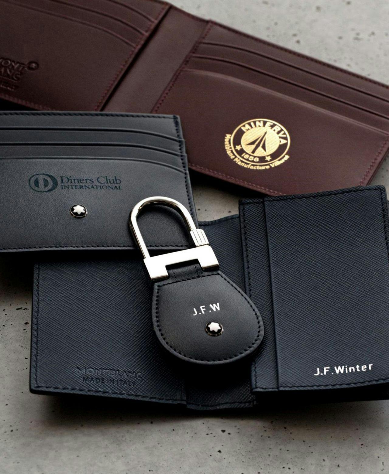 un portefeuille avec une clé attachée posé sur une table