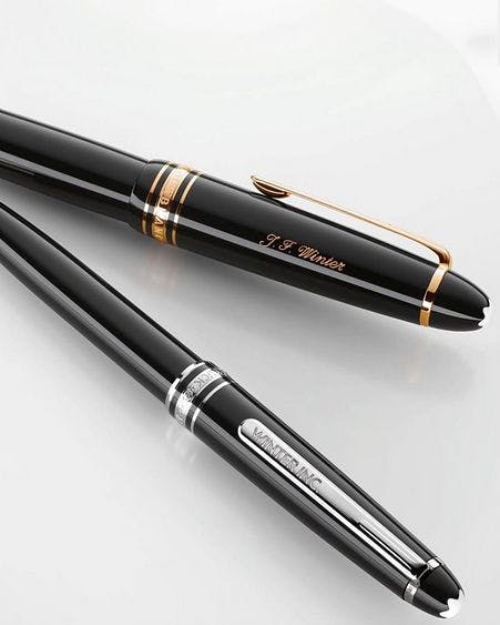 deux stylos posés côte à côte sur une surface blanche
