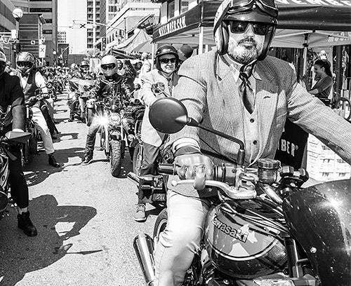 groupe d'hommes sur des motos dans la ville