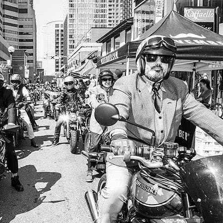 groupe d'hommes sur des motos dans la ville