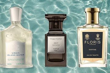 quatre bouteilles de parfum affichées sur fond d'eau