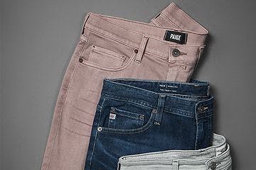 dossier de trois paires de jeans sur fond gris