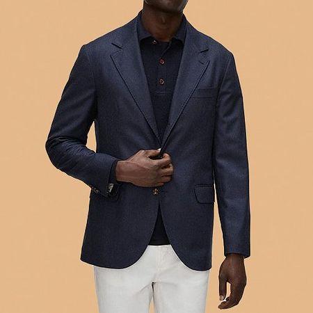 modèle masculin portant une veste de sport sur fond orange