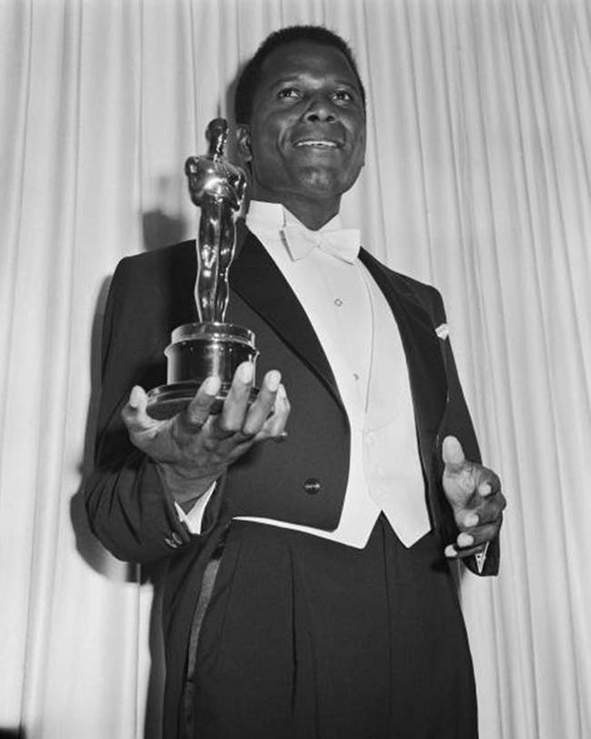 Sidney Poitier en smoking tenant une statue d'Oscar