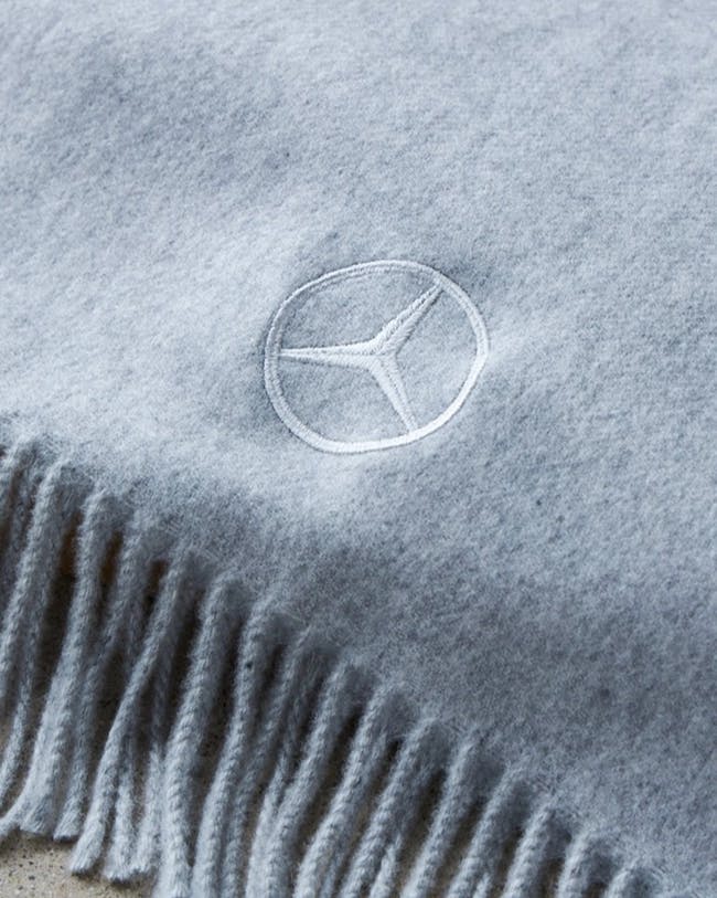 logo Mercedes Benz sur une écharpe bleu clair